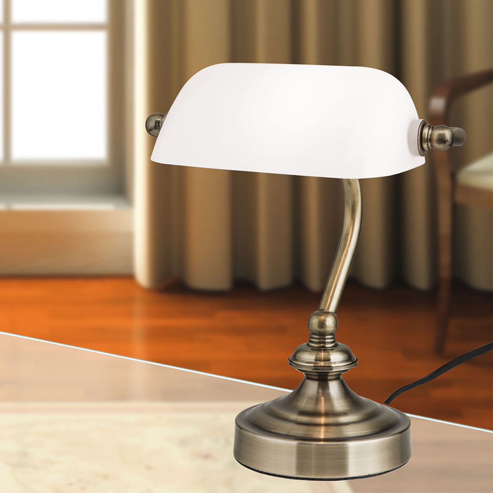 Kleine BANKERSLAMP, Patina, mit opalem Glas
